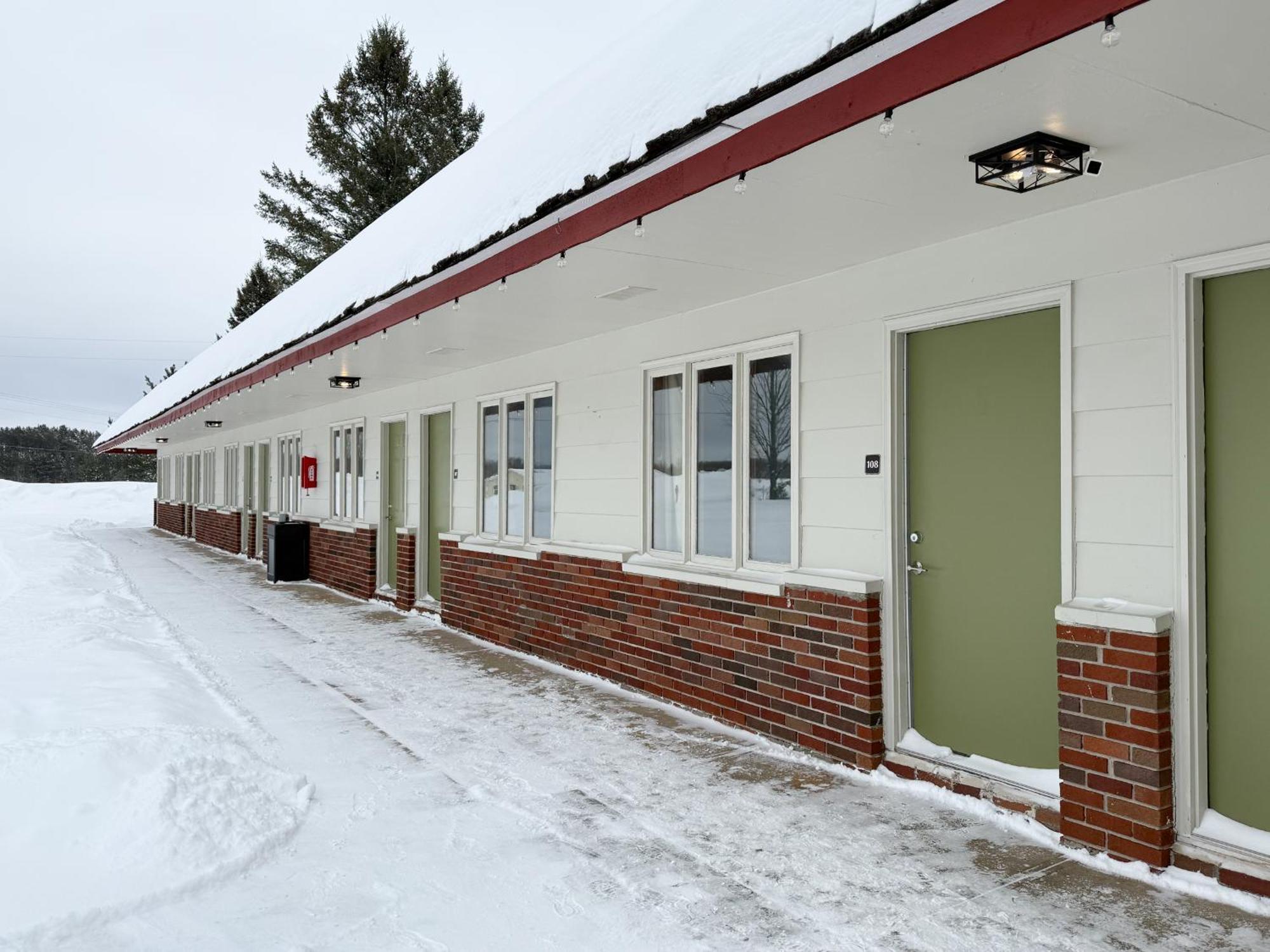 The Trail Inn - Newberry, Mi - Formerly Knollwood Inn - 13467 M-28 Ngoại thất bức ảnh