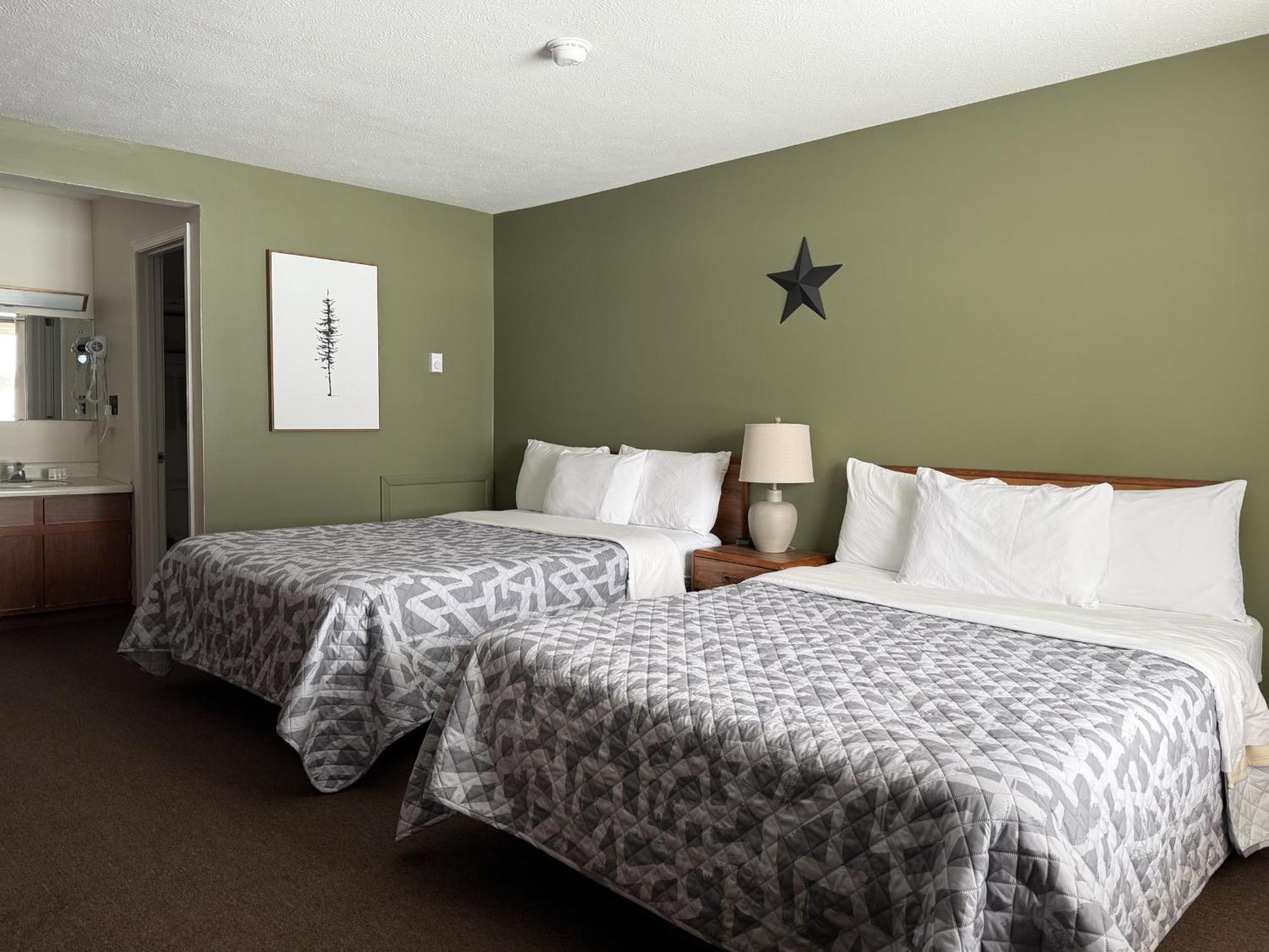 The Trail Inn - Newberry, Mi - Formerly Knollwood Inn - 13467 M-28 Ngoại thất bức ảnh