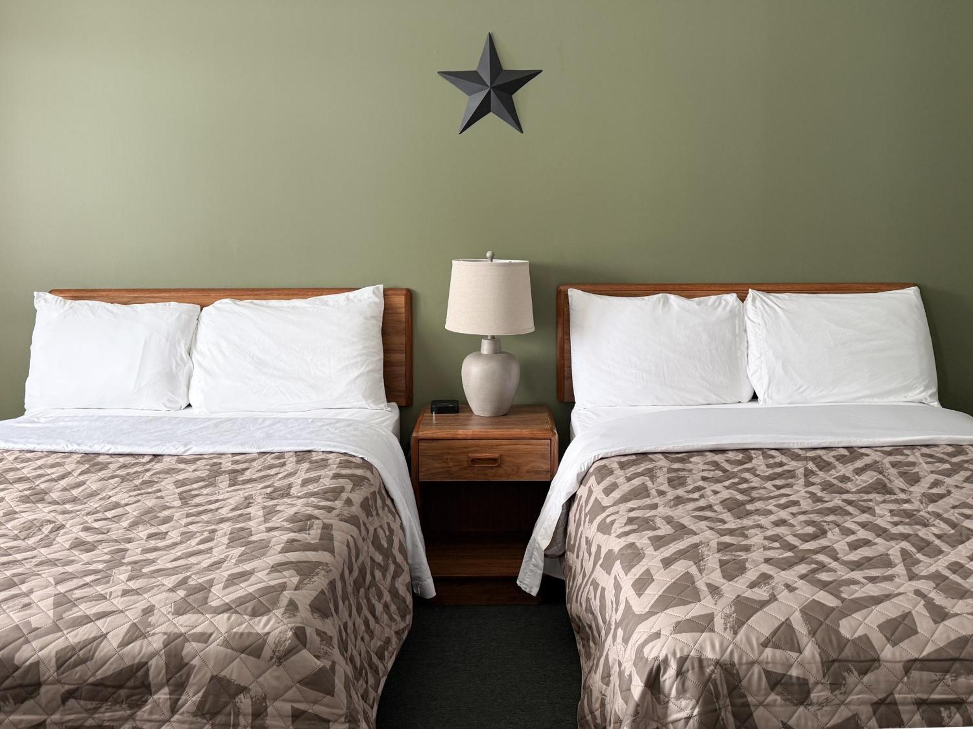 The Trail Inn - Newberry, Mi - Formerly Knollwood Inn - 13467 M-28 Ngoại thất bức ảnh