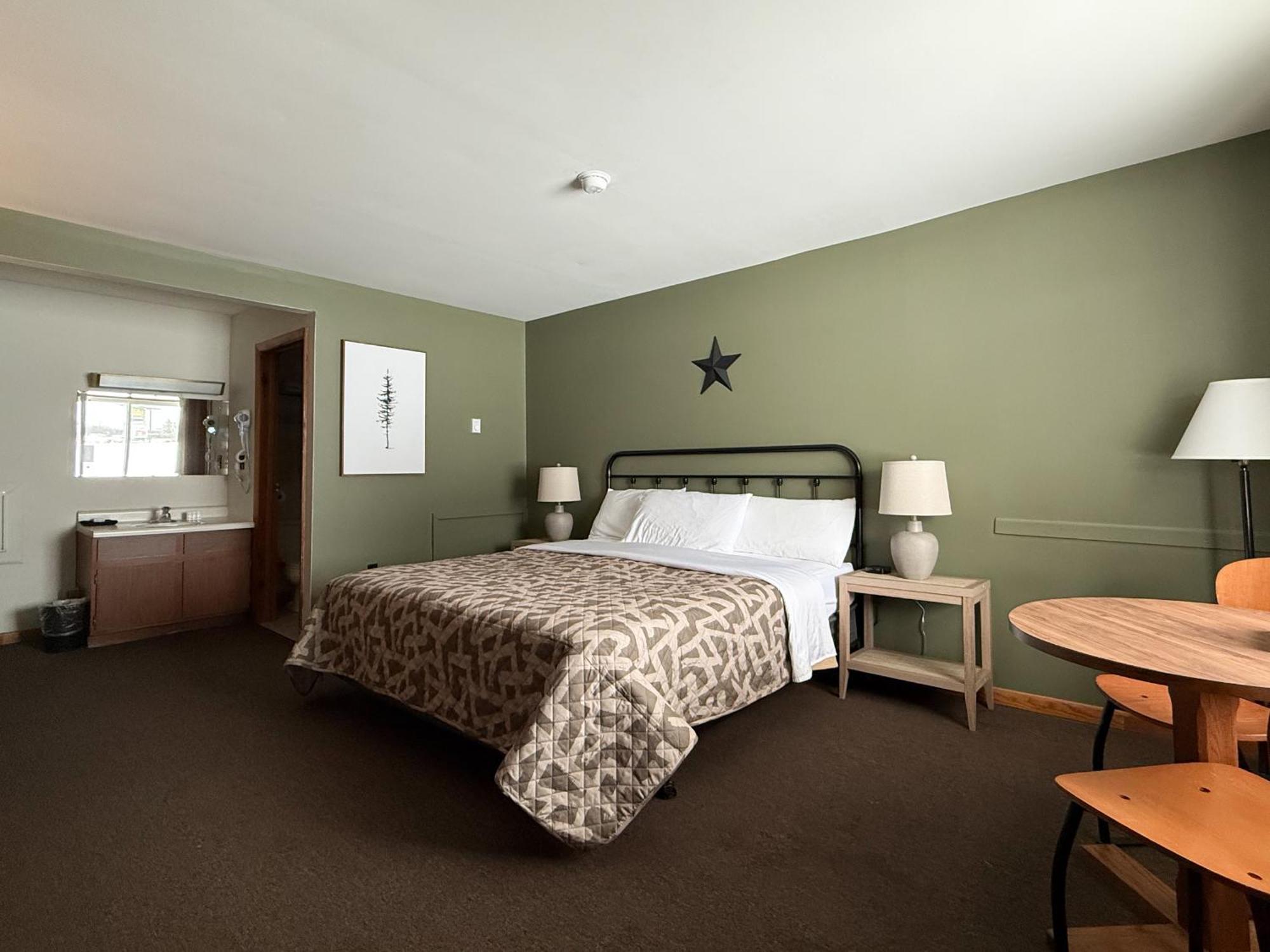 The Trail Inn - Newberry, Mi - Formerly Knollwood Inn - 13467 M-28 Ngoại thất bức ảnh