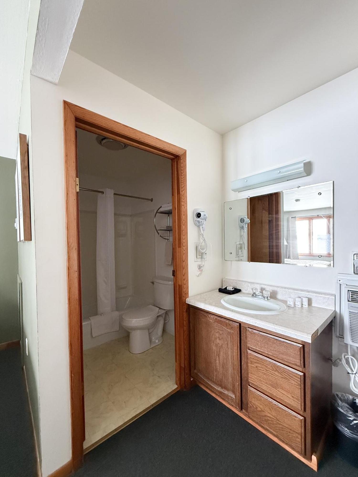 The Trail Inn - Newberry, Mi - Formerly Knollwood Inn - 13467 M-28 Ngoại thất bức ảnh